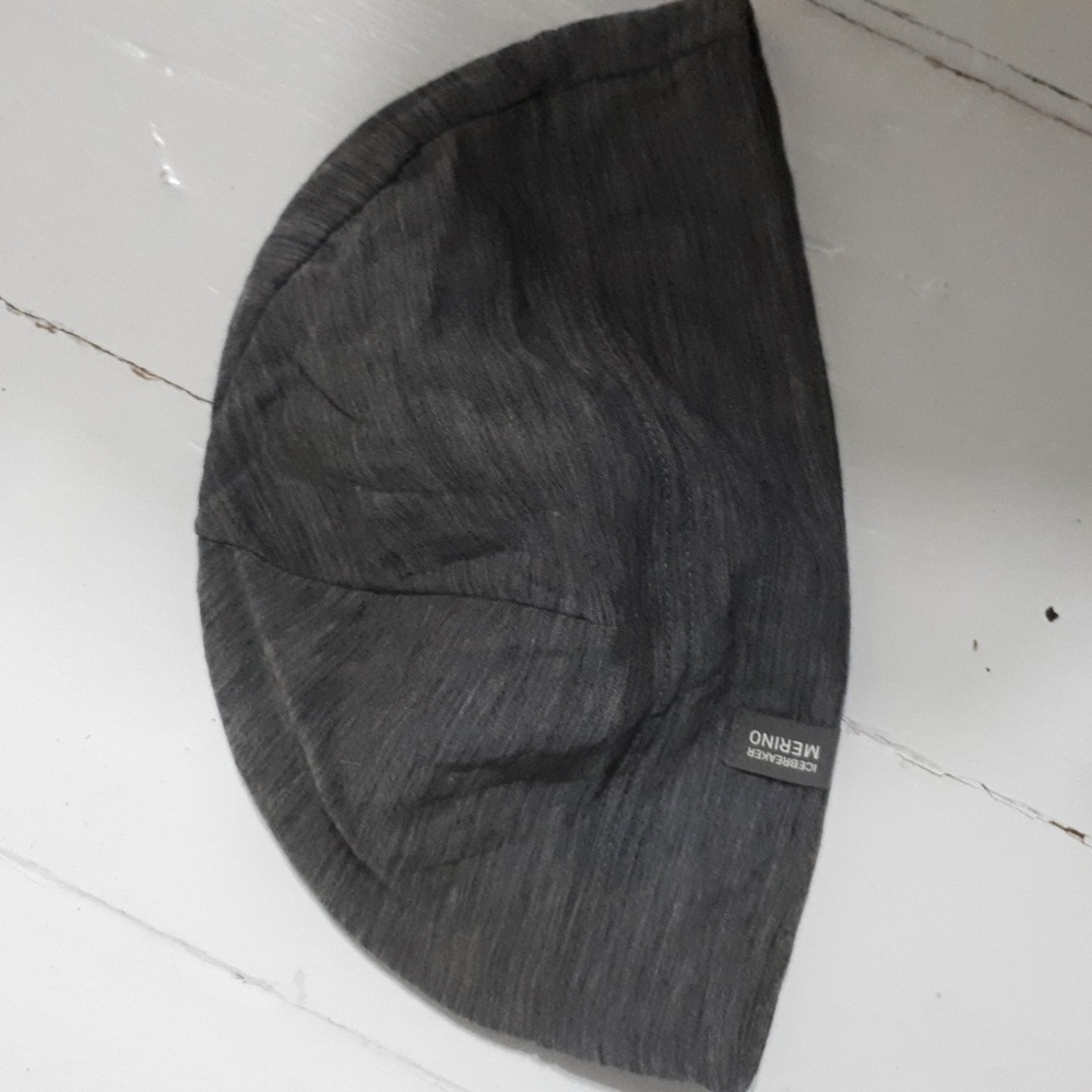 Icebreakers hat one size(seems small)